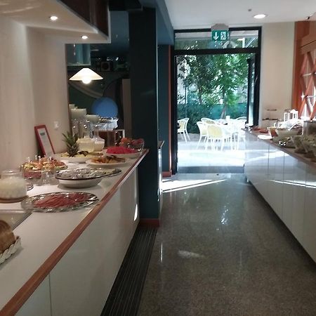 Hotel Carol Римини Екстериор снимка