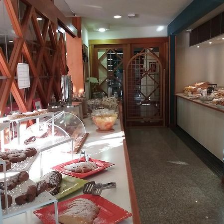 Hotel Carol Римини Екстериор снимка
