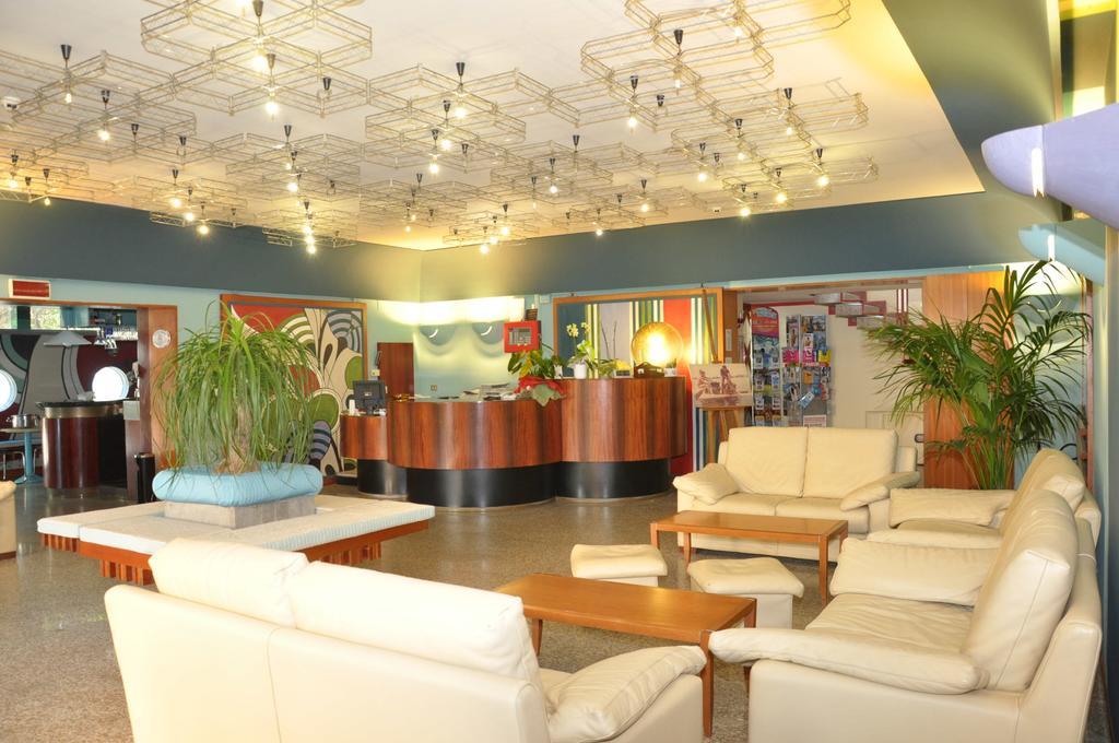 Hotel Carol Римини Екстериор снимка