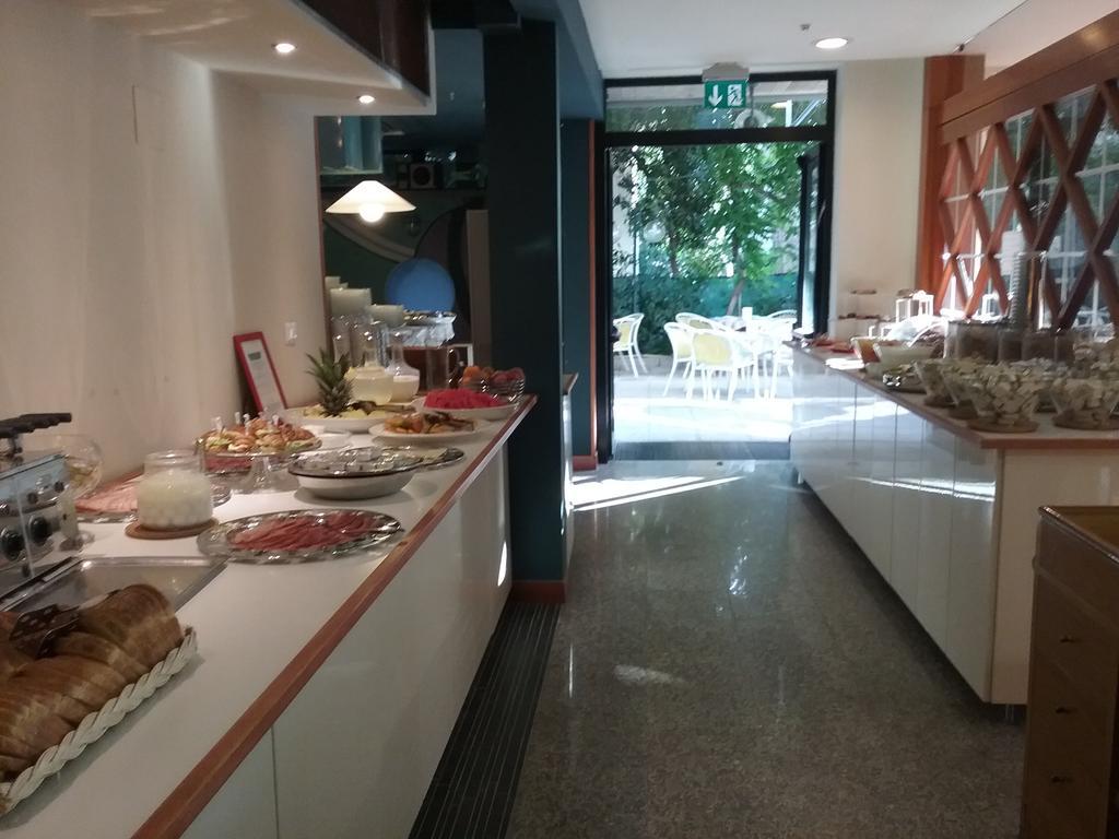 Hotel Carol Римини Екстериор снимка