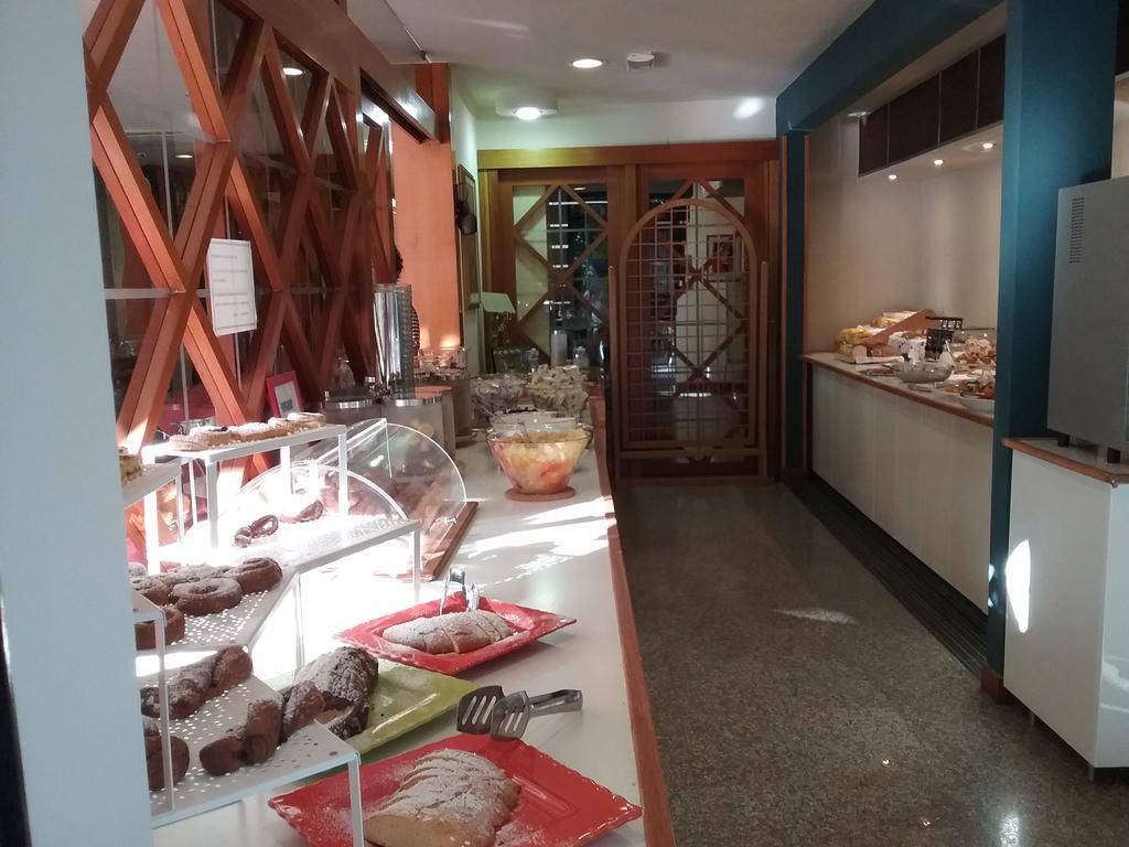Hotel Carol Римини Екстериор снимка