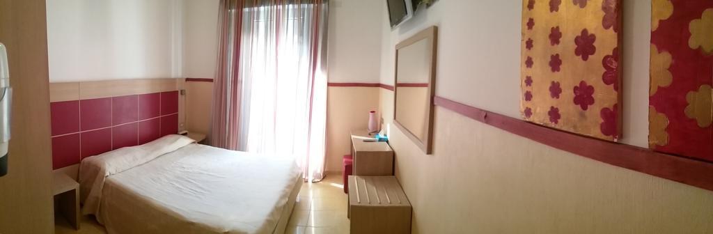 Hotel Carol Римини Екстериор снимка